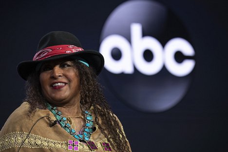 “Bless This Mess” Session – The cast and executive producers of ABC’s “Bless This Mess” addressed the press at the 2019 TCA Winter Press Tour, at The Langham Huntington, in Pasadena, California - Pam Grier - Farma na spadnutí - Z akcií