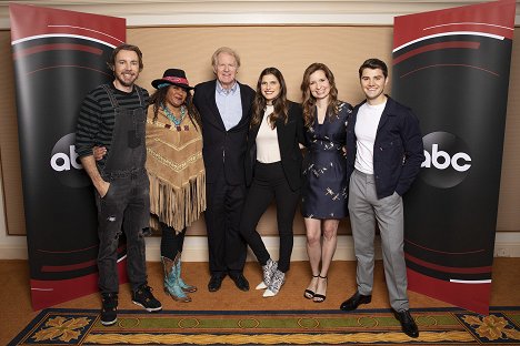 “Bless This Mess” Session – The cast and executive producers of ABC’s “Bless This Mess” addressed the press at the 2019 TCA Winter Press Tour, at The Langham Huntington, in Pasadena, California - Dax Shepard, Pam Grier, Ed Begley Jr., Lake Bell, Lennon Parham, JT Neal - Bless This Mess - Tapahtumista