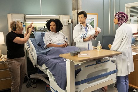 Allison Liddi-Brown, Giacomo Gianniotti, Sophia Ali - Grey's Anatomy - Head Over High Heels - Van de set