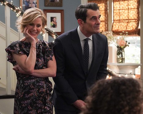 Julie Bowen, Ty Burrell - Modern Family - Can't Elope - Photos