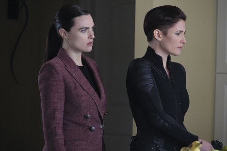 Katie McGrath, Chyler Leigh - Supergirl - All About Eve - Photos