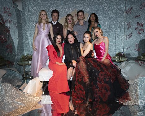 Cast and crew of Freeform’s new original series “Pretty Little Liars: The Perfectionists” celebrated the series premiere with a screening and immersive event in Hollywood - Kelly Rutherford, Janel Parrish, Sasha Pieterse, I. Marlene King, Eli Brown, Sofia Carson, Sydney Park, Hayley Erin - Prolhané krásky: Perfekcionistky - Z akcí