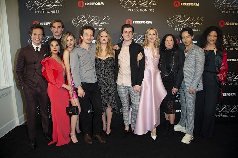 Cast and crew of Freeform’s new original series “Pretty Little Liars: The Perfectionists” celebrated the series premiere with a screening and immersive event in Hollywood - Janel Parrish, Hayley Erin, Eli Brown, Sasha Pieterse, Chris Mason, Kelly Rutherford, I. Marlene King - Pretty Little Liars: The Perfectionists - De eventos