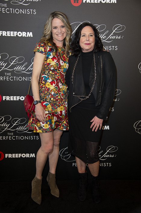 Cast and crew of Freeform’s new original series “Pretty Little Liars: The Perfectionists” celebrated the series premiere with a screening and immersive event in Hollywood - Sara Shepard, I. Marlene King - Hazug csajok társasága: A perfekcionisták - Rendezvények