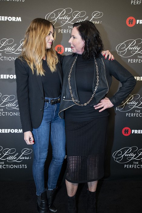 Cast and crew of Freeform’s new original series “Pretty Little Liars: The Perfectionists” celebrated the series premiere with a screening and immersive event in Hollywood - Ashley Benson, I. Marlene King - Prolhané krásky: Perfekcionistky - Z akcí