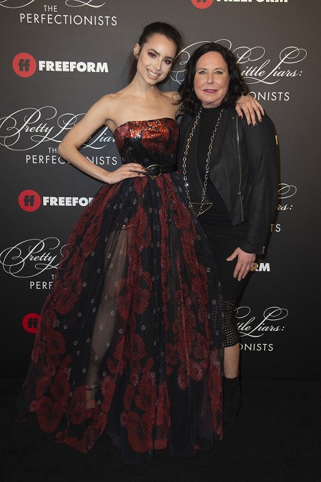 Cast and crew of Freeform’s new original series “Pretty Little Liars: The Perfectionists” celebrated the series premiere with a screening and immersive event in Hollywood - Sofia Carson, I. Marlene King - Prolhané krásky: Perfekcionistky - Z akcií