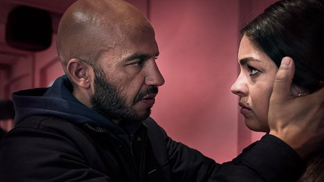 Dar Salim, Natalie Madueño - Kriger - Testen - Filmfotos