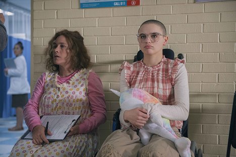 Patricia Arquette, Joey King - Odhalení - Stay Inside - Z filmu