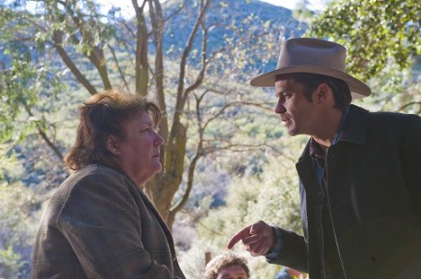 Margo Martindale, Timothy Olyphant - Justified - For Blood or Money - Van film
