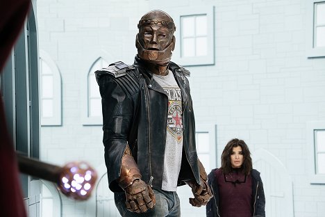 Riley Shanahan, Diane Guerrero - Doom Patrol - Cult Patrol - Filmfotos