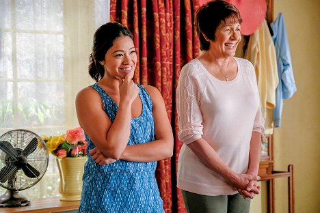 Gina Rodriguez, Ivonne Coll - Jane the Virgin - Chapter Sixty-Seven - Photos