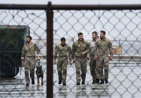 Justin Melnick, Hund Dita, Neil Brown Jr., David Boreanaz, Scott Foxx, Tyler Grey - SEAL Team - Kriegstrauma - Filmfotos