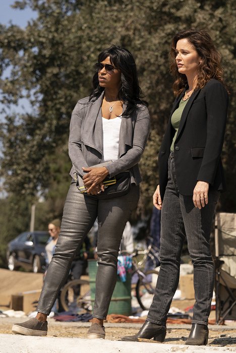 Merrin Dungey, Robin Tunney - The Fix - Ghost Whisperer - Photos