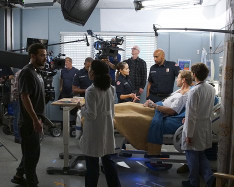 Jesse Williams, Jaina Lee Ortiz, Boris Kodjoe, Brett Tucker - Grey's Anatomy - What I Did for Love - Van de set