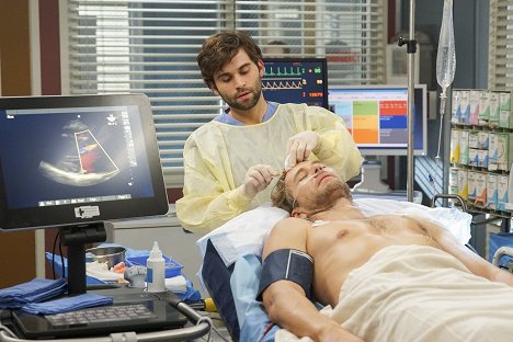 Jake Borelli, Brett Tucker - Grey's Anatomy - What I Did for Love - Photos