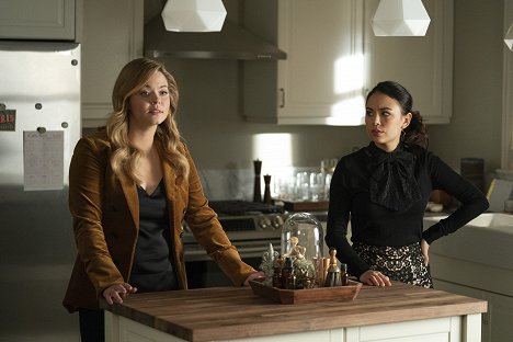 Sasha Pieterse, Janel Parrish - Pretty Little Liars: The Perfectionists - Dead Week - Photos