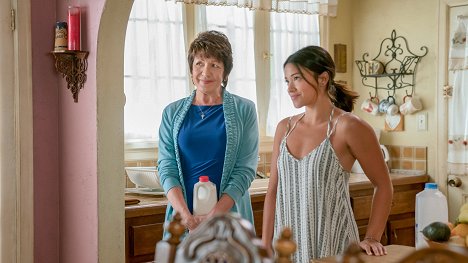 Ivonne Coll, Gina Rodriguez - Jane the Virgin - Chapter Seventy-Two - Photos