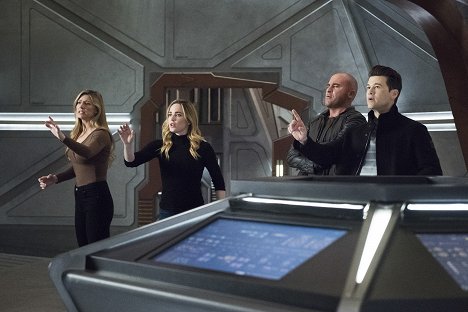 Jes Macallan, Caity Lotz, Dominic Purcell, Nick Zano - Legends of Tomorrow - Terms of Service - Photos