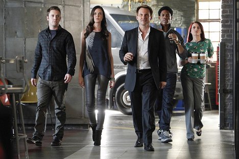 Bret Harrison, Odette Annable, Christian Slater, Alphonso McAuley, Megan Mullally - Breaking In - The Contra Club - Filmfotos