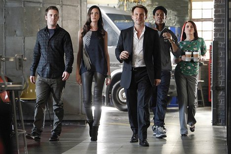 Bret Harrison, Odette Annable, Christian Slater, Alphonso McAuley, Megan Mullally - Breaking In - The Contra Club - Filmfotók