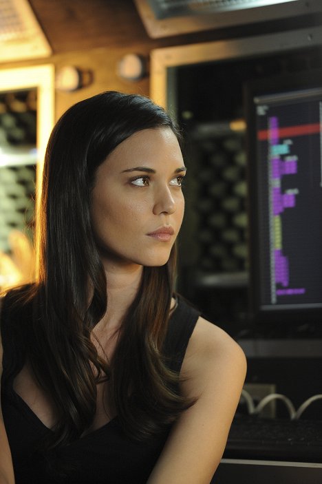 Odette Annable - Breaking In - Who's the Boss? - Photos