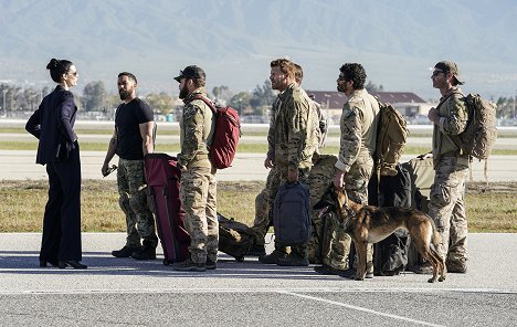 Jessica Paré, Neil Brown Jr., David Boreanaz, Dita "The Hair Missile" Dog, Justin Melnick, Scott Foxx - SEAL Team - Never Out of the Fight - Photos