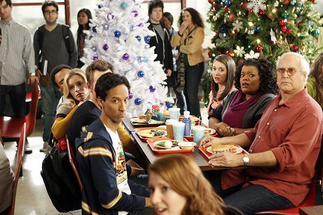 Gillian Jacobs, Danny Pudi, Alison Brie, Yvette Nicole Brown, Chevy Chase - Community - Weihnachten mit dem Glee-Club - Filmfotos