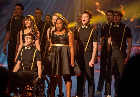 Cory Monteith, Lea Michele, Kevin McHale, Mark Salling, Naya Rivera, Dianna Agron, Amber Riley, Heather Morris, Chris Colfer, Damian McGinty, Chord Overstreet - Glee - On My Way - Photos