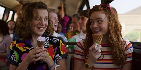 Millie Bobby Brown, Sadie Sink - Stranger Things - Második fejezet: A plázapatkányok - Filmfotók