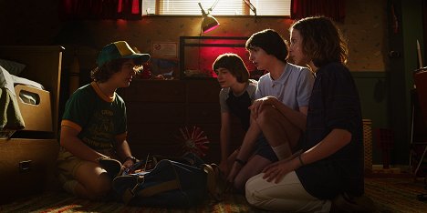 Gaten Matarazzo, Noah Schnapp, Finn Wolfhard, Millie Bobby Brown - Stranger Things - Ensimmäinen luku: Kuuleeko Suzie, kuuntelen - Kuvat elokuvasta