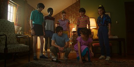 Finn Wolfhard, Caleb McLaughlin, Charlie Heaton, Sadie Sink, Noah Schnapp, Natalia Dyer, Millie Bobby Brown - Stranger Things - Chapter Five: The Flayed - Z filmu