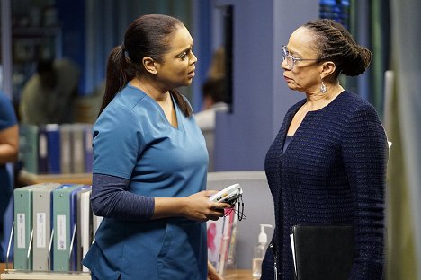 Marlyne Barrett, S. Epatha Merkerson - Chicago Med - With a Brave Heart - Photos