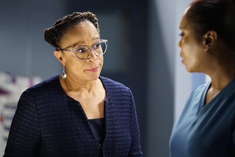 S. Epatha Merkerson - Chicago Med - With a Brave Heart - Photos
