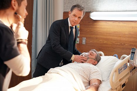 Bruce Greenwood, Dan Lauria - The Resident - Adverse Events - Photos
