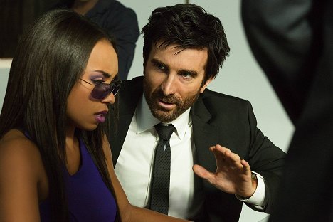 Logan Browning, Sharlto Copley - Powers - Mickey Rooney Cries No More - Van film