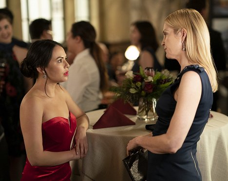 Janel Parrish, Kelly Rutherford - Pretty Little Liars: The Perfectionists - Lie Together, Die Together - Film