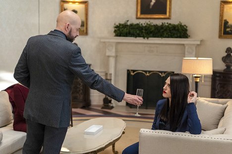 Jon Cryer, Katie McGrath - Supergirl - The Quest For Peace - Photos