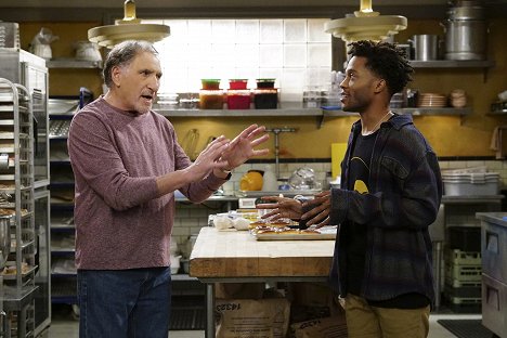 Judd Hirsch, Jermaine Fowler - Superior Donuts - The Icemen Cometh - Z filmu