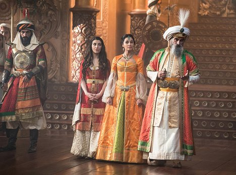 Nasim Pedrad, Naomi Scott, Navid Negahban - Aladdin - Van film