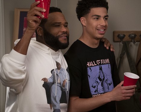 Anthony Anderson, Marcus Scribner - Black-ish - Relatively Grown Man - Photos