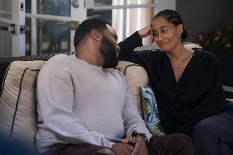 Anthony Anderson, Tracee Ellis Ross - Black-ish - Relatively Grown Man - Photos