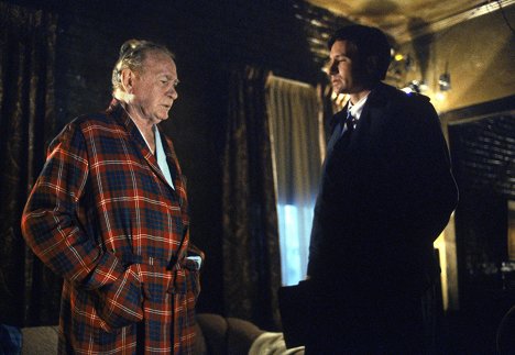 Darren McGavin, David Duchovny - The X-Files - Travelers - Photos