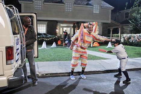 J.B. Smoove, Will Arnett - The Millers - Hexe und Papagei - Filmfotos