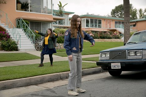 Beanie Feldstein, Kaitlyn Dever - Booksmart - Van film