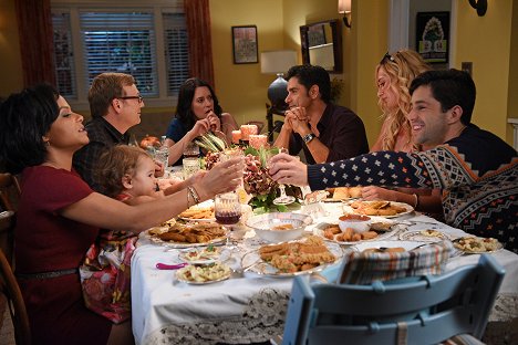 Christina Milian, Andy Daly, Paget Brewster, John Stamos, Josh Peck - Grandfathered - Gerald's Two Dads - Z filmu