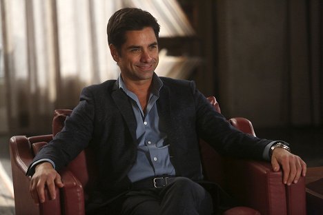 John Stamos - Grandfathered - Detektivarbeit - Filmfotos