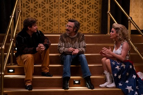 Christopher Lowell, Marc Maron, Betty Gilpin - GLOW - Up, Up, Up - Van film