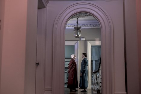 Elisabeth Moss, Amy Landecker - Příběh služebnice - Noc - Z filmu