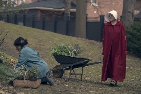 Julie Dretzin, Elisabeth Moss - The Handmaid's Tale : La servante écarlate - Mary et Martha - Film
