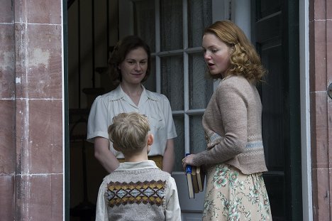 Anna Paquin, Holliday Grainger - Tell It to the Bees - Z filmu